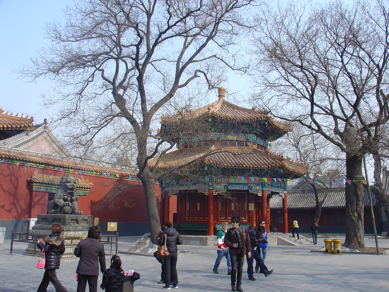 A pavillion with two roof floors