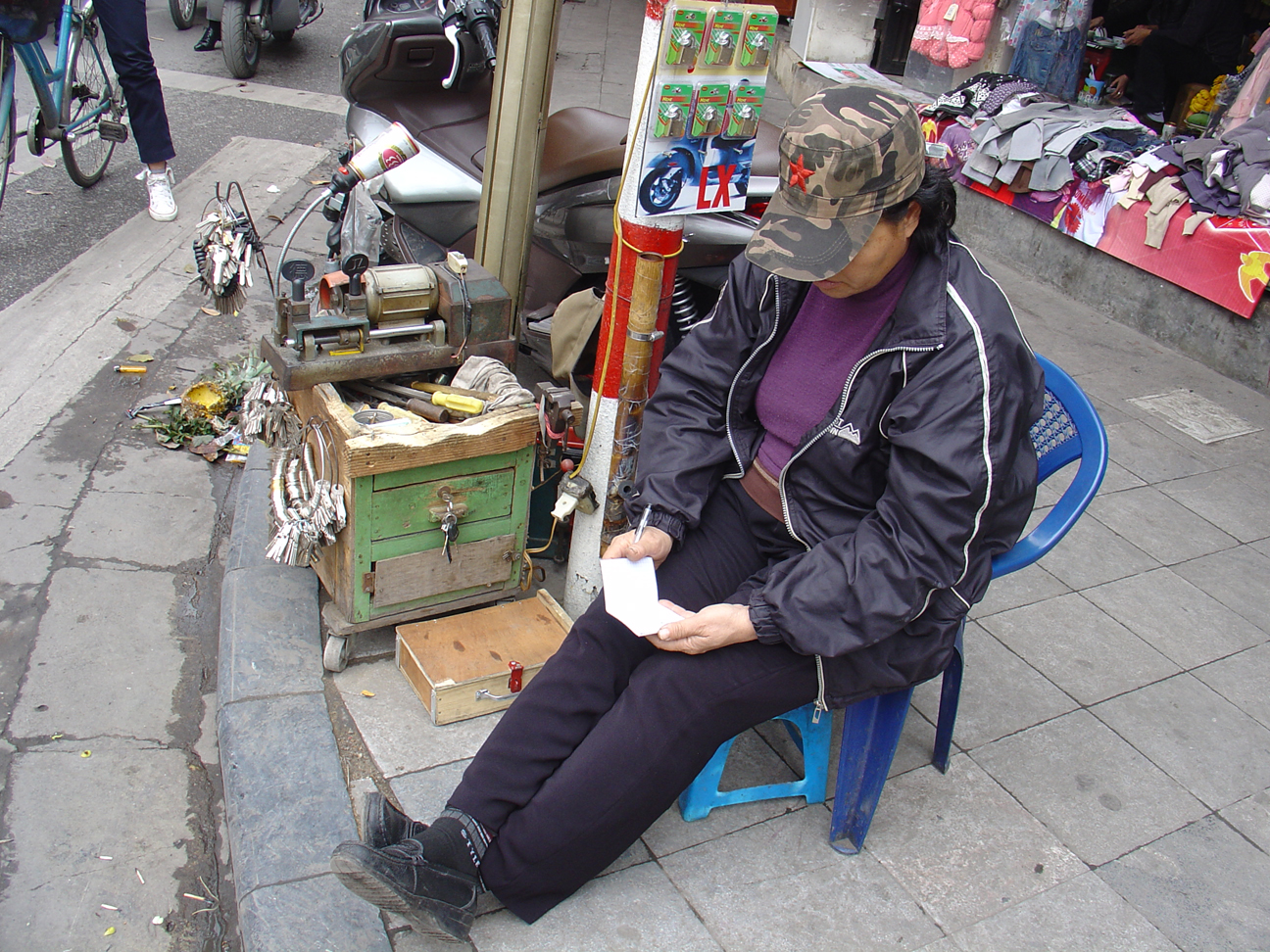 A street vendor resting after lunch time