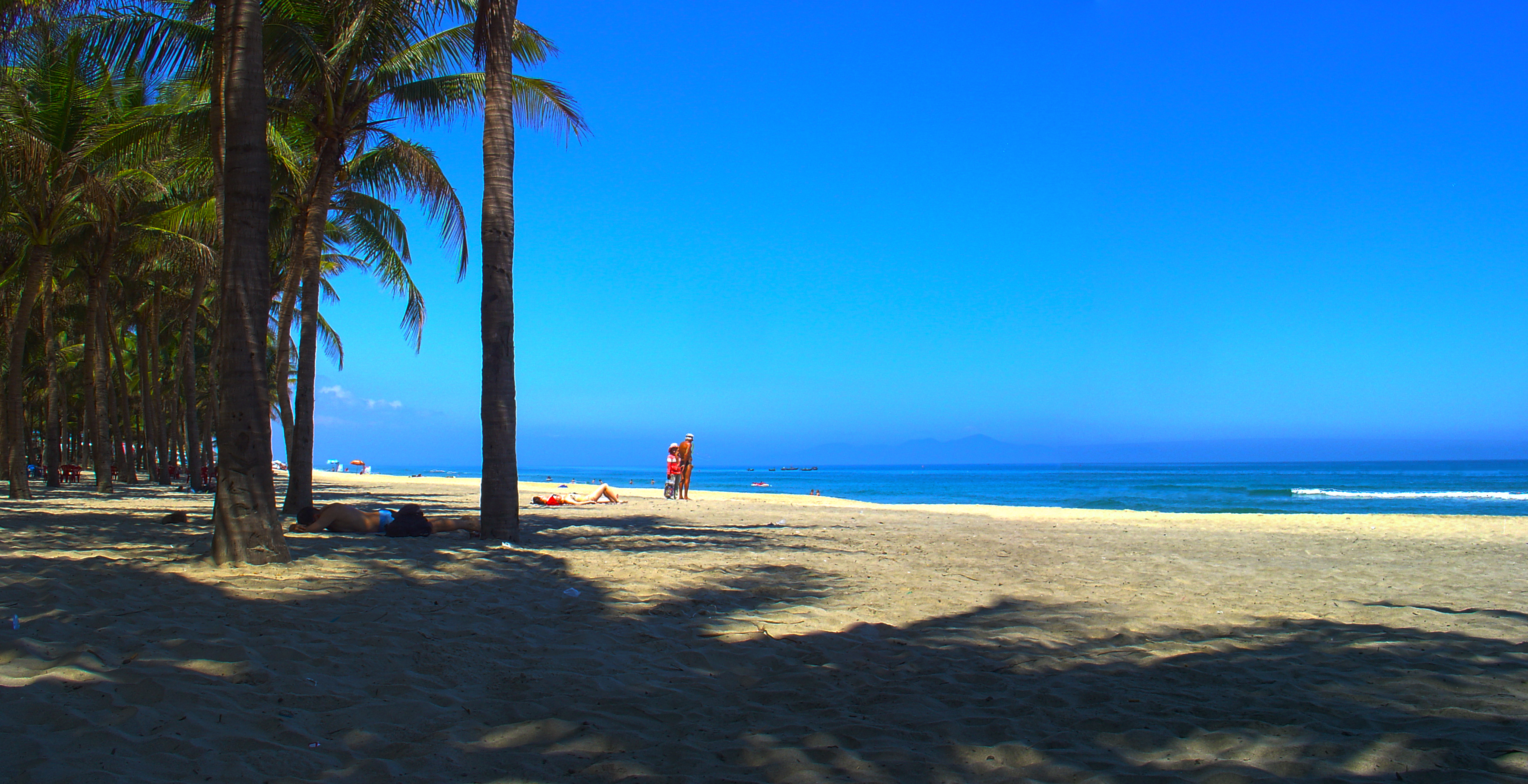 The beach of Hoi An at noon.