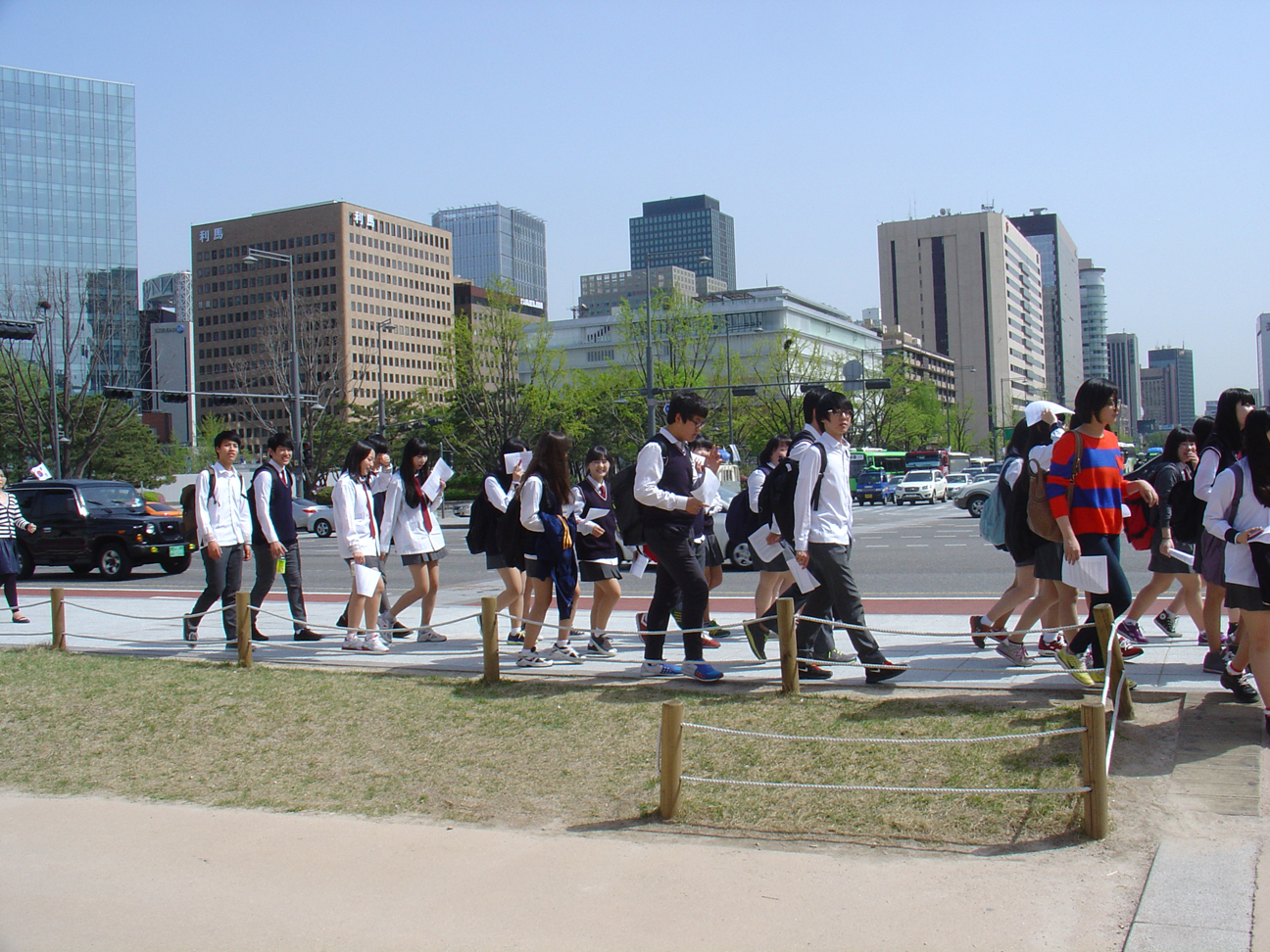 Students visiting the Kyeongbok Palace.