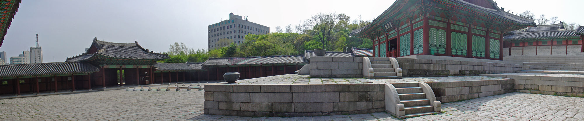 Kyung-Hee-Geung Palace, not many visitors but still very impressive.