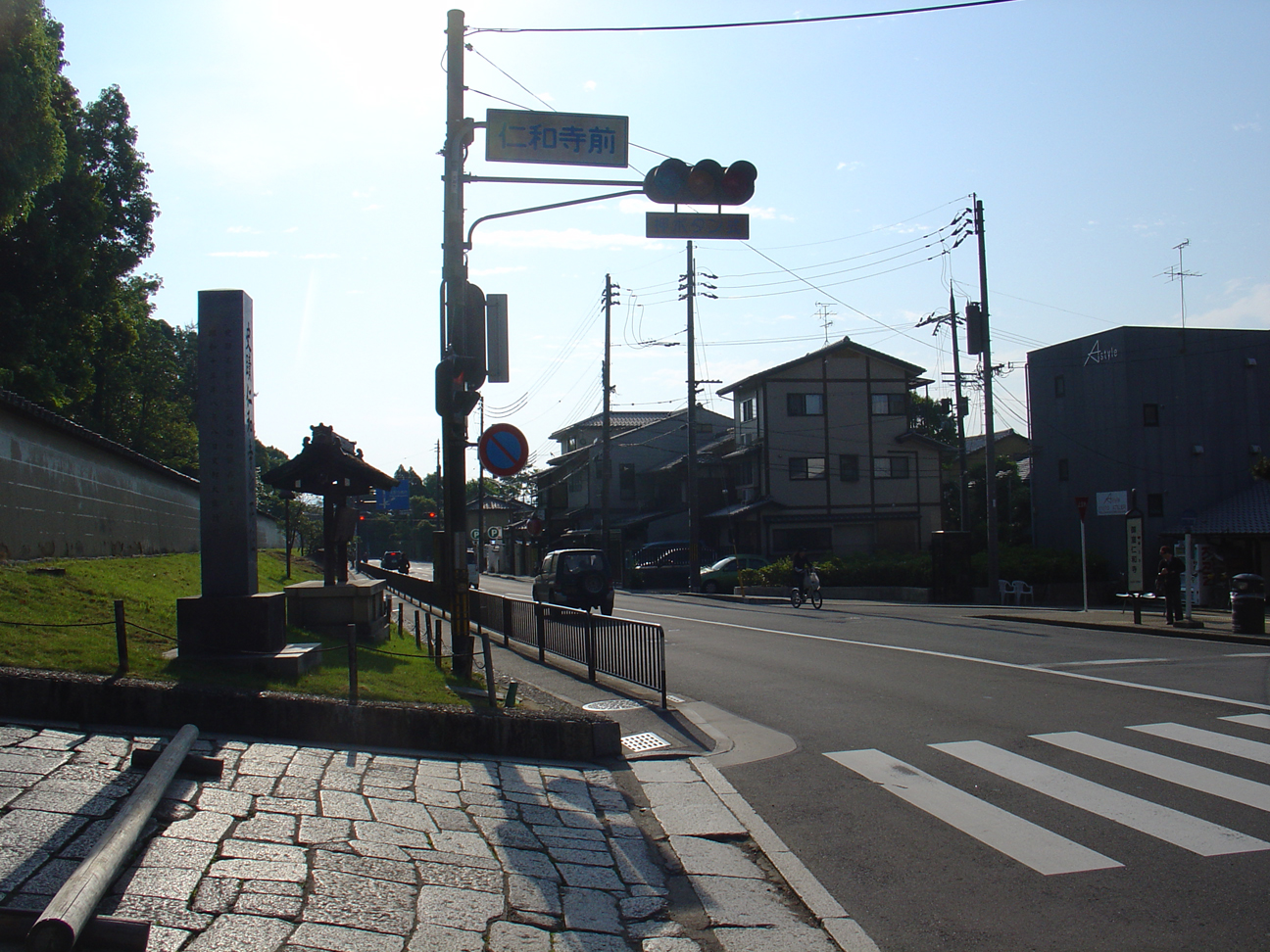 My viewing site - the street in front of Ninnaji Temple.