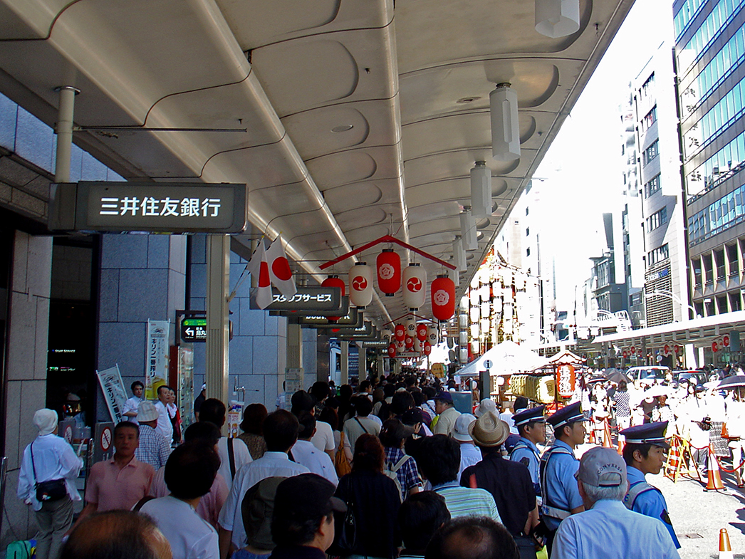 The crowd at Shijo-dori
