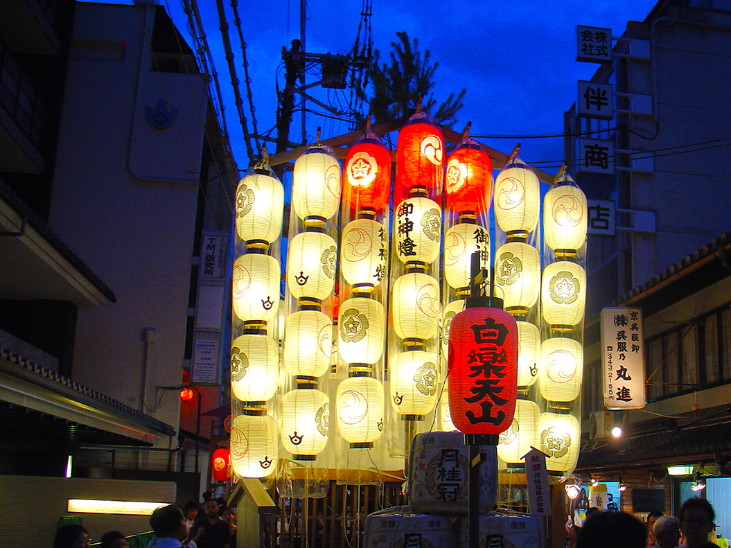 The lanterns illuminated the streets.