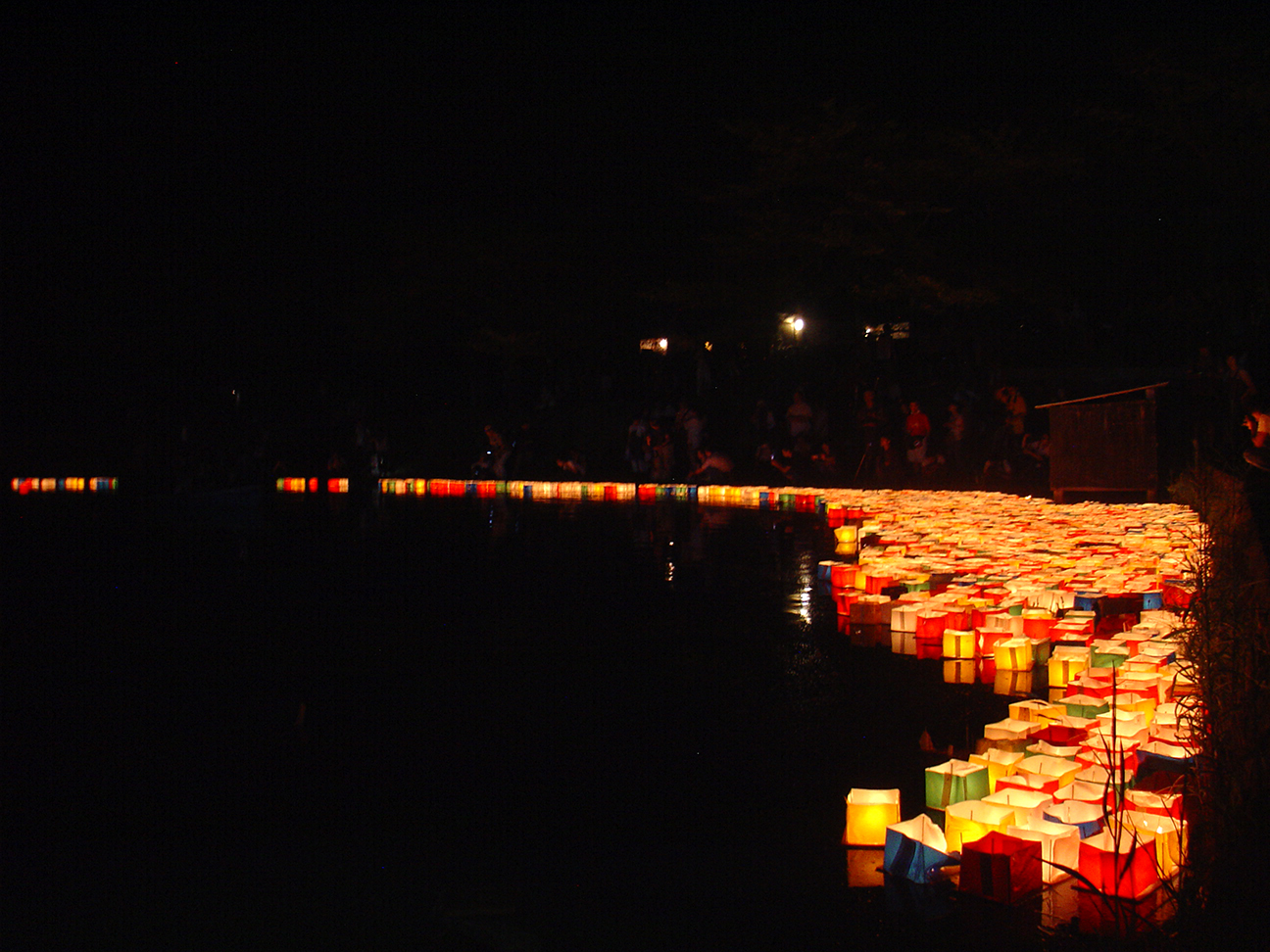 Many people came to look at the lanterns.
