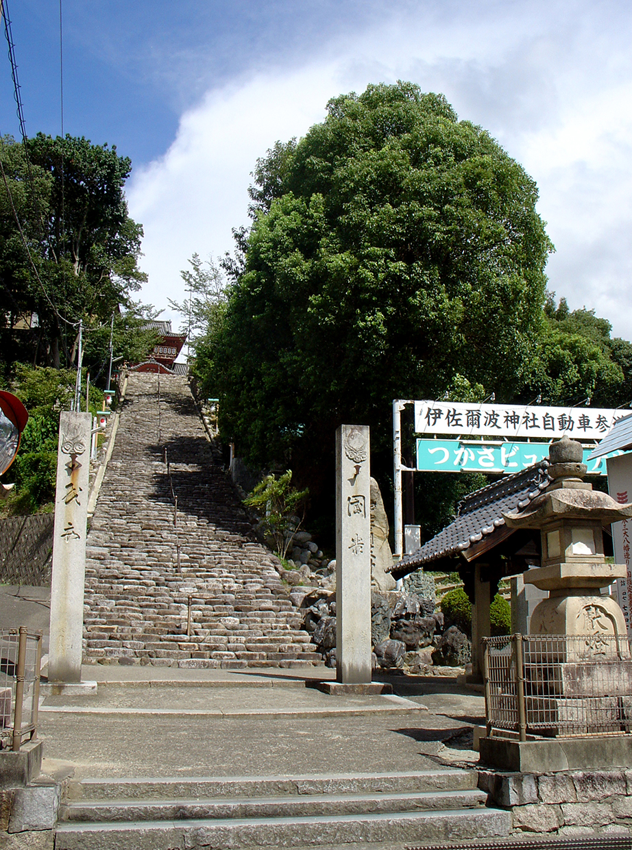 Stairway to Isaniwa Shrine (伊佐爾波神社)