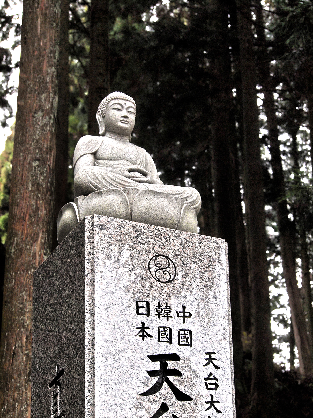 A buddhist statue. The characters showing 中國 韓國 and 日本 which means &lsquo;China&rsquo;, &lsquo;Korea&rsquo; and &lsquo;Japan&rsquo;.