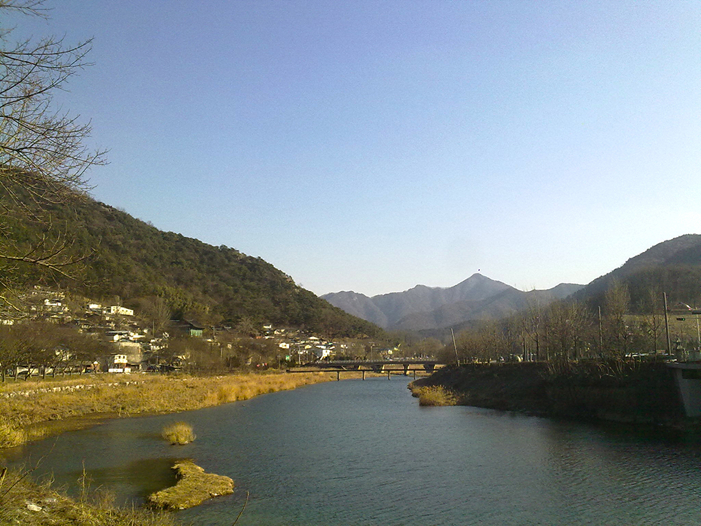 The river in Jeonju (전주) leading us south