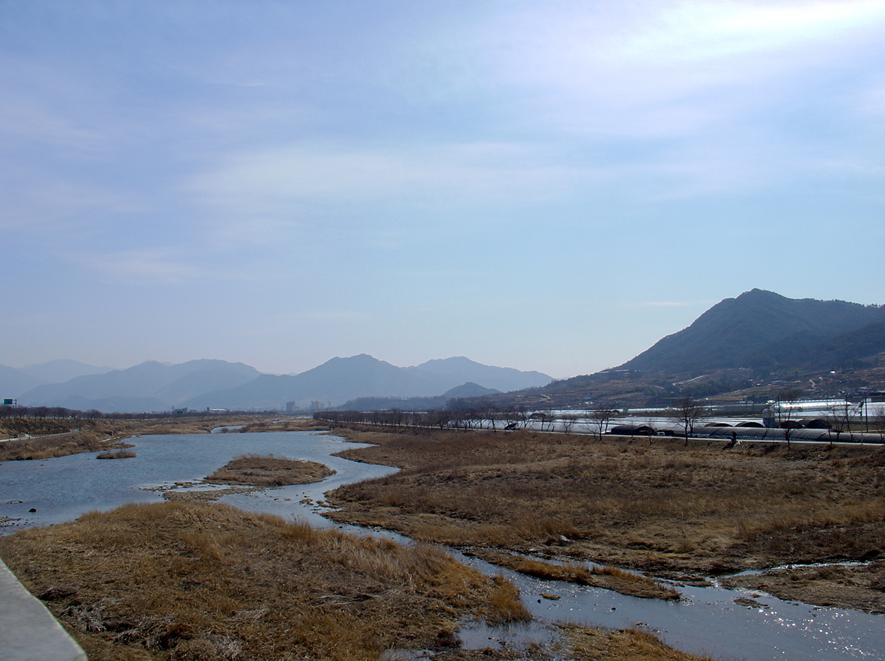 The river next to the road in Gurye County (구례)